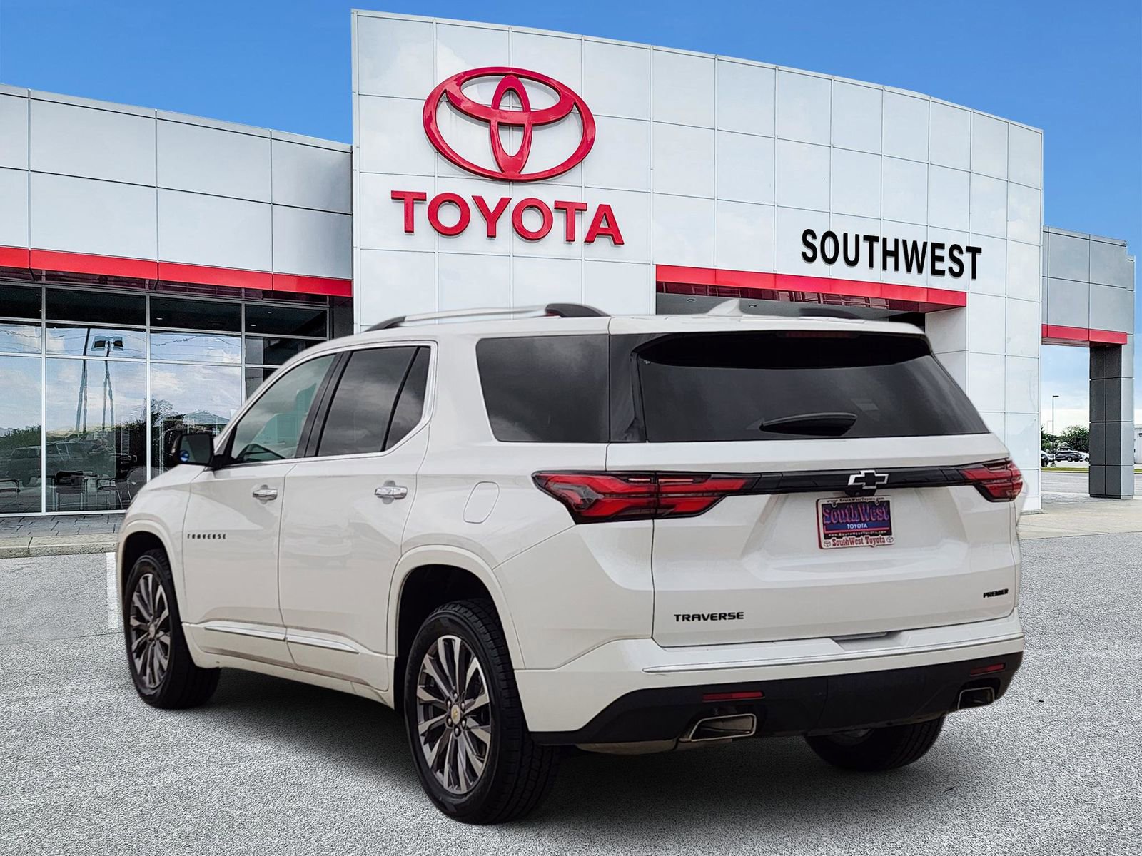 Used 2023 Chevrolet Traverse Premier w/ LPO, Roadside Safety Package FWD image 4