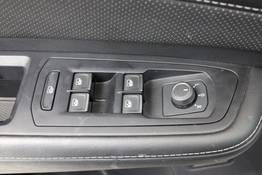 Used 2025 Volkswagen Atlas SE AWD/4WD image 16