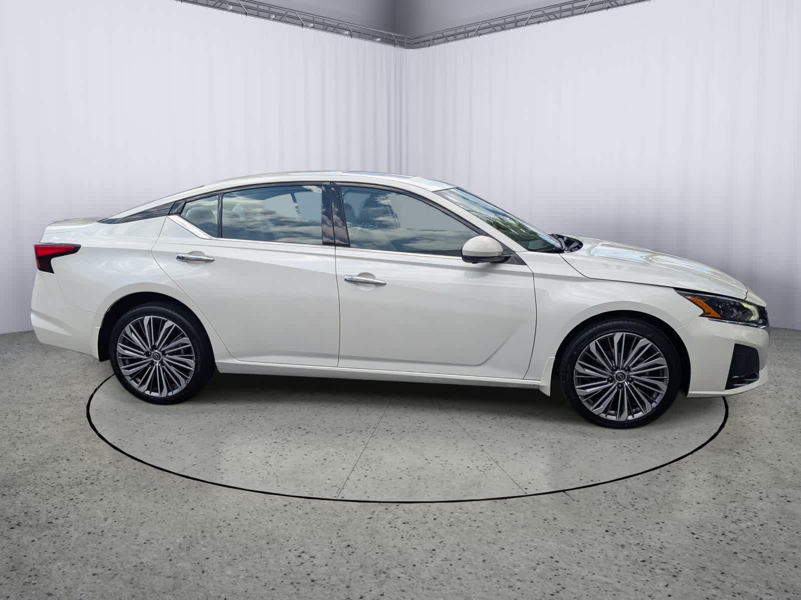 Used 2023 Nissan Altima 2.5 SL AWD/4WD image 2