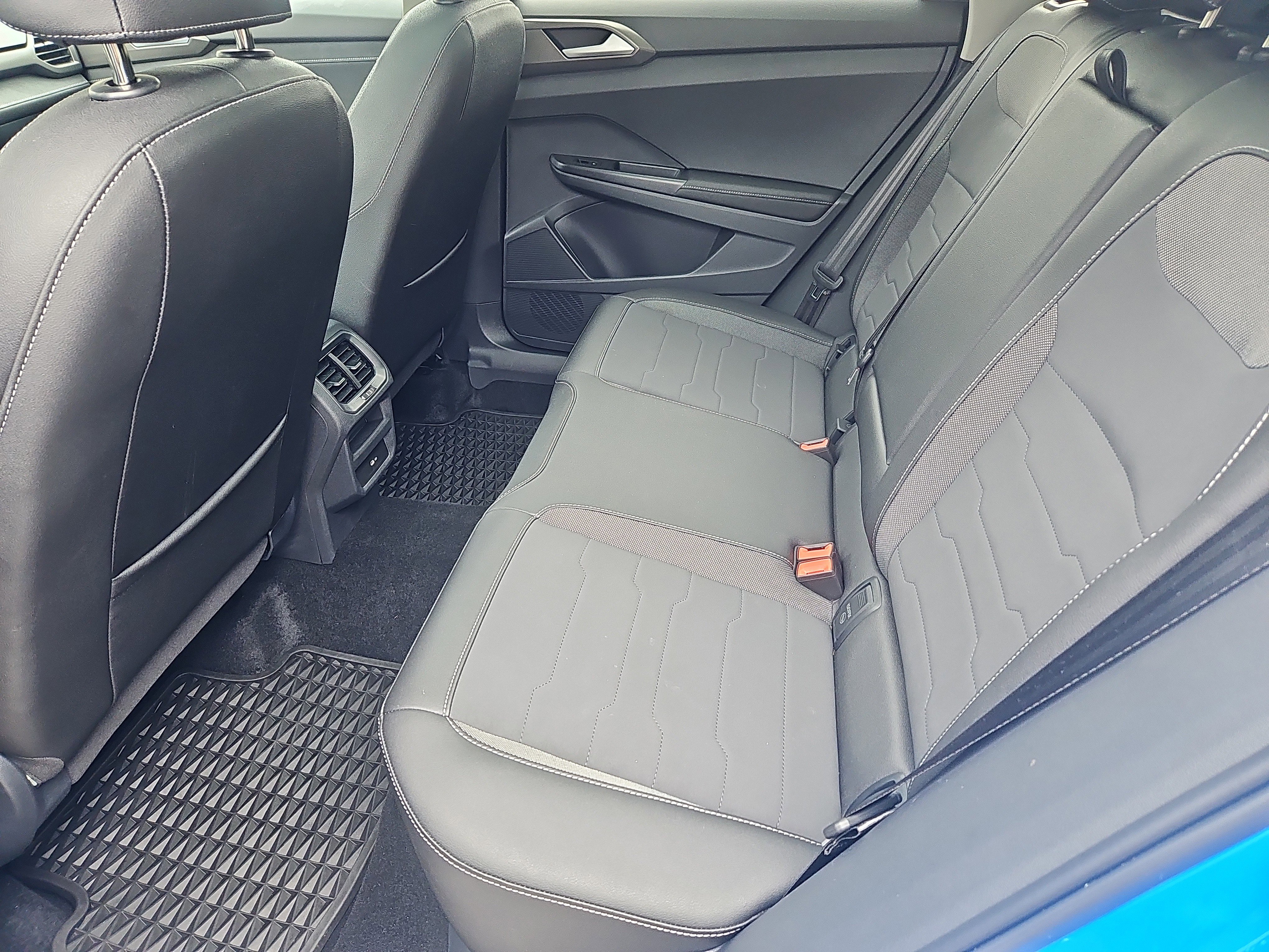 Certified 2025 Volkswagen Taos SE image 32