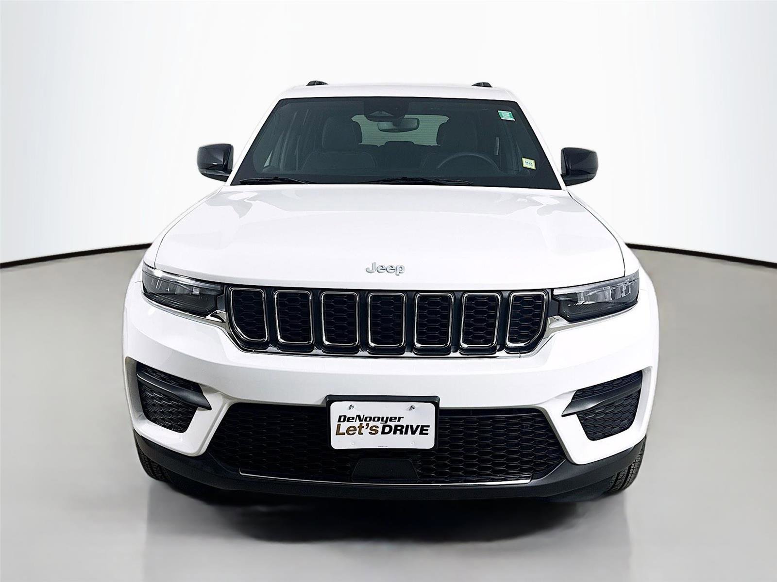 Used 2024 Jeep Grand Cherokee Laredo w/ Trailer Tow Package image 4