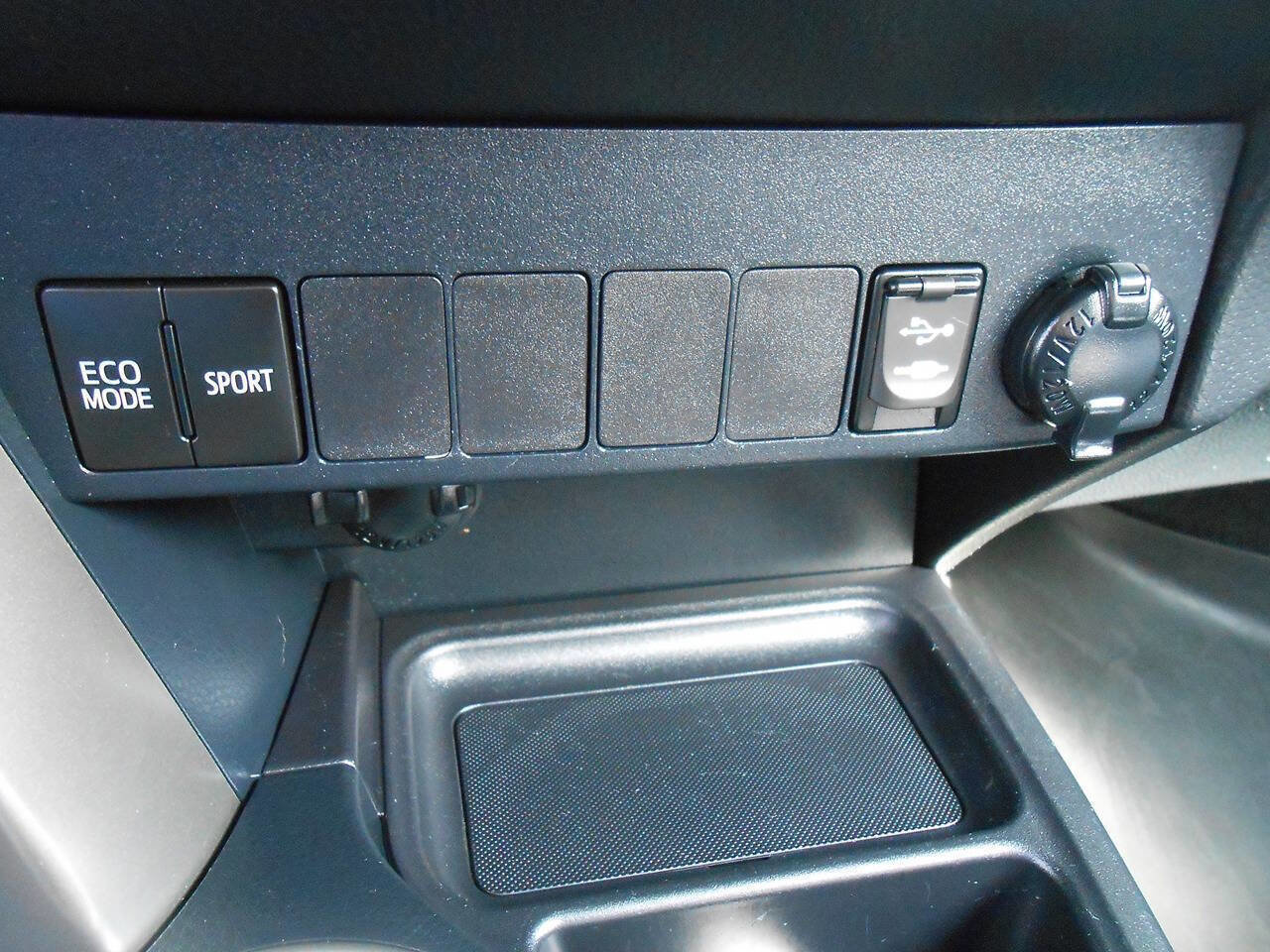 Used 2014 Toyota RAV4 XLE AWD/4WD image 19