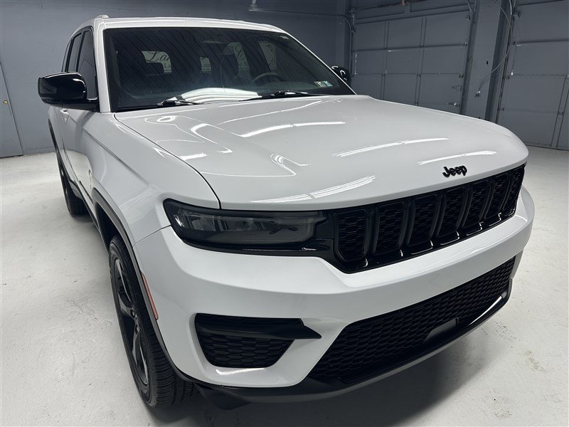 Used 2022 Jeep Grand Cherokee Altitude AWD/4WD image 10