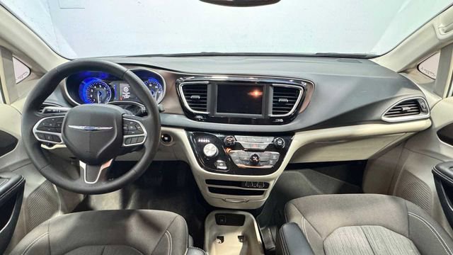 Used 2022 Chrysler Voyager LX image 13