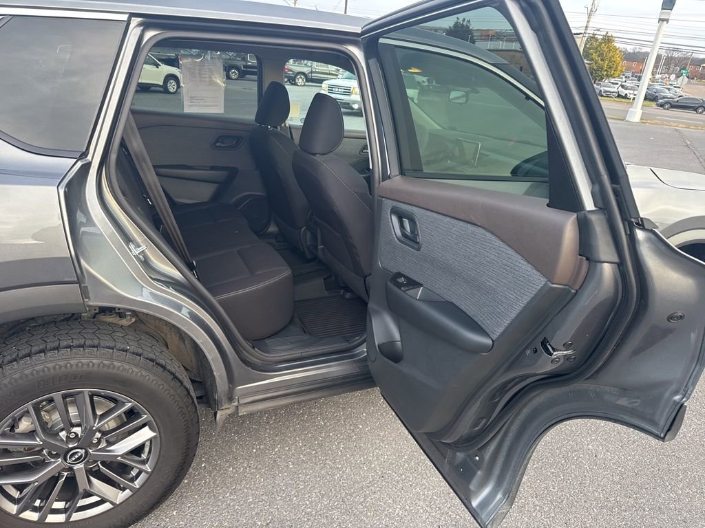 Used 2023 Nissan Rogue S image 19