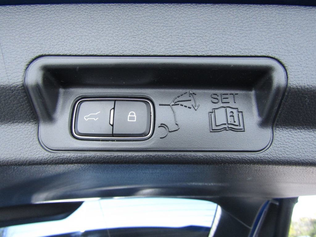 Used 2020 Ford Explorer XLT w/ Equipment Group 202A image 8