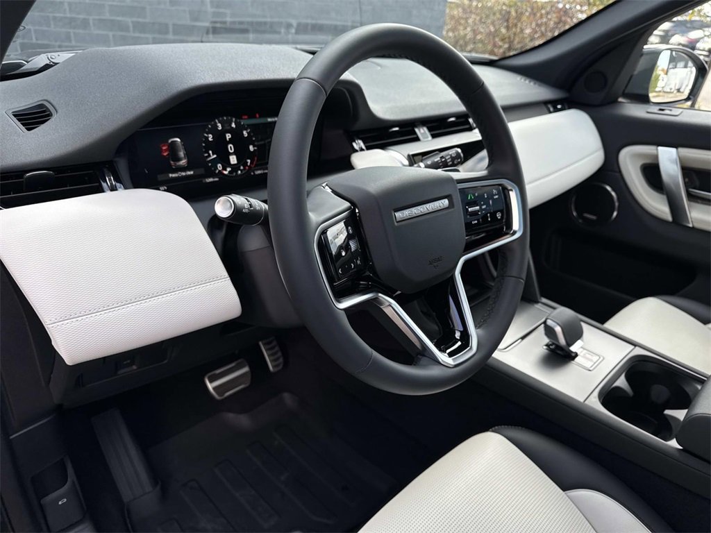 Certified 2025 Land Rover Discovery Sport Dynamic SE image 20