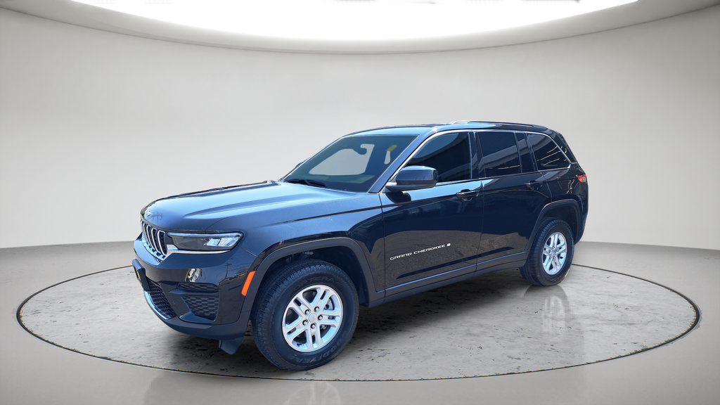 Used 2025 Jeep Grand Cherokee Laredo AWD/4WD image 2