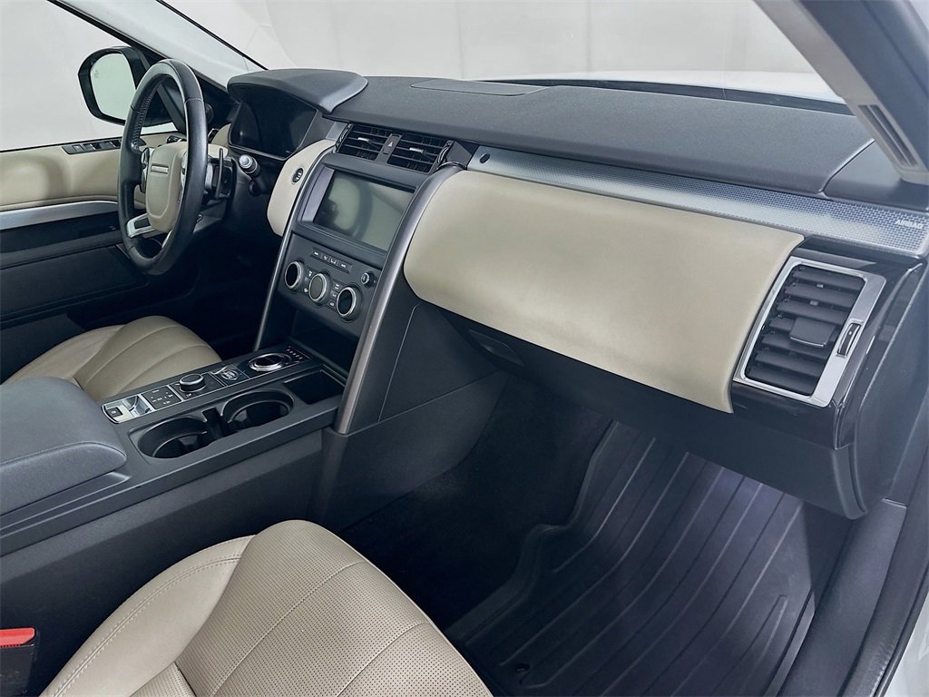 Used 2020 Land Rover Discovery Landmark image 31