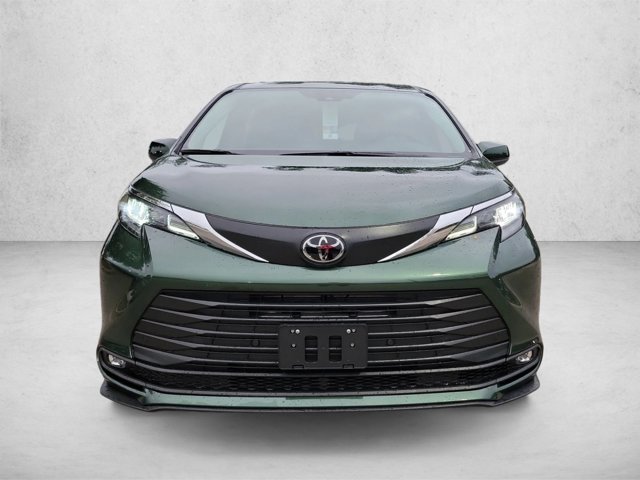 Used 2026 Toyota Sienna XLE FWD image 2