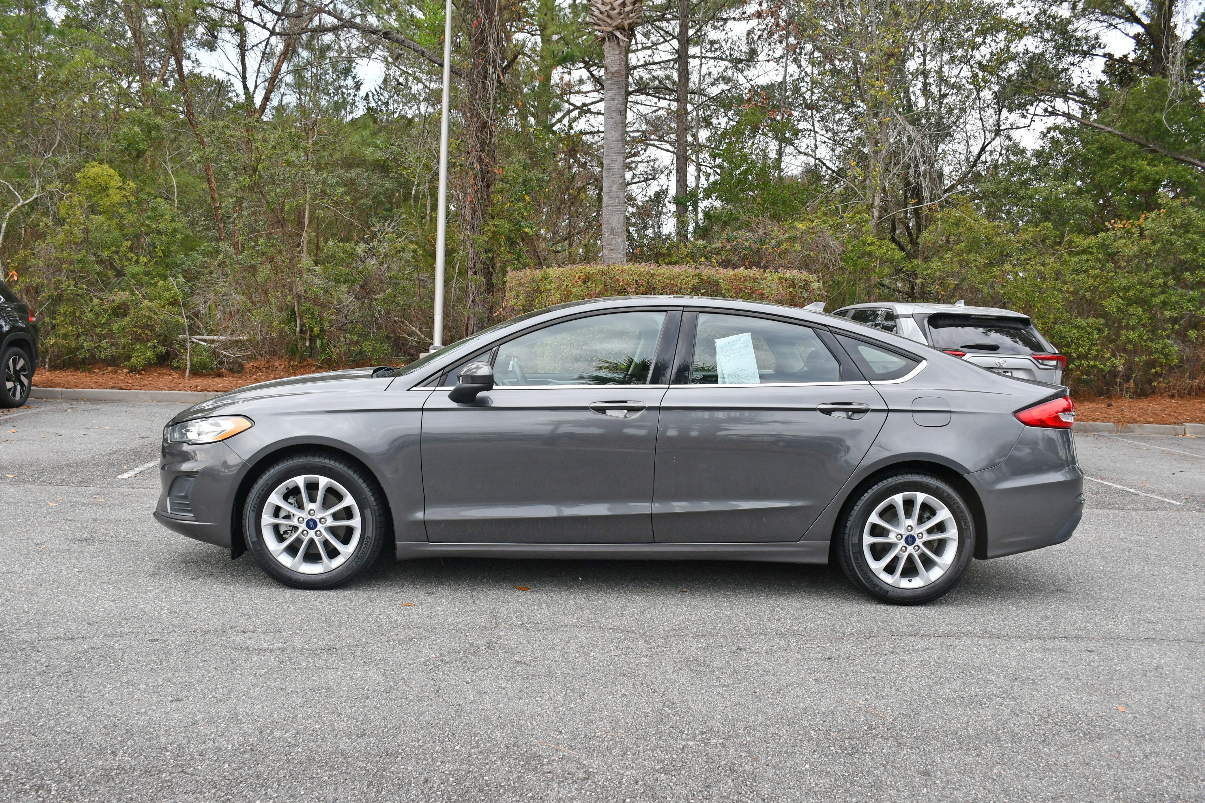 Used 2020 Ford Fusion SE image 2