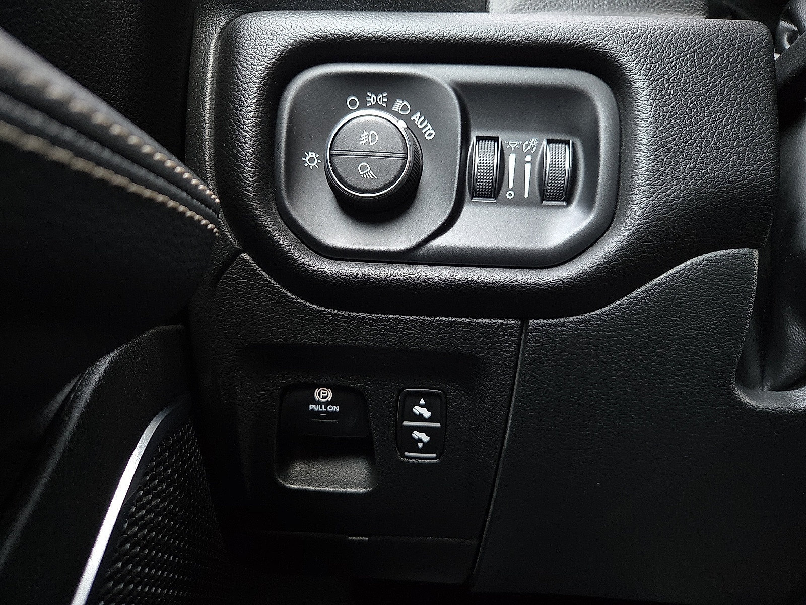 Used 2025 RAM 1500 Laramie AWD/4WD image 19
