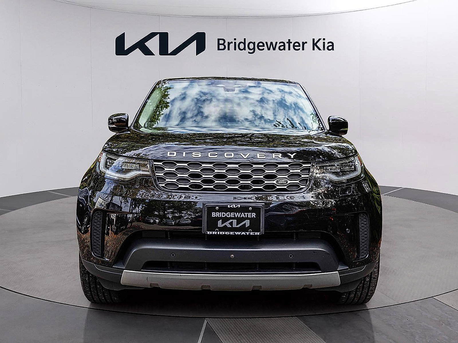 Used 2024 Land Rover Discovery S image 3