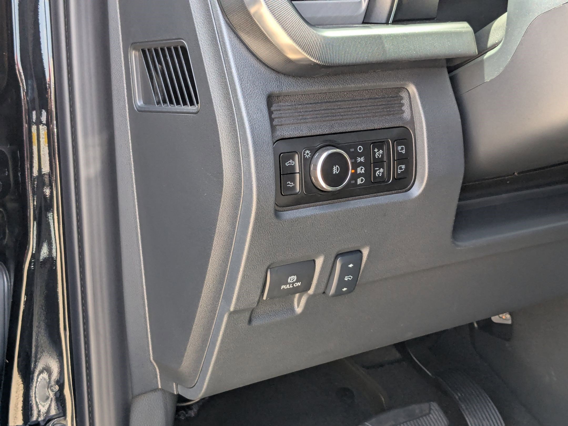 Used 2025 Ford F350 Platinum w/ FX4 Off-Road Package image 16