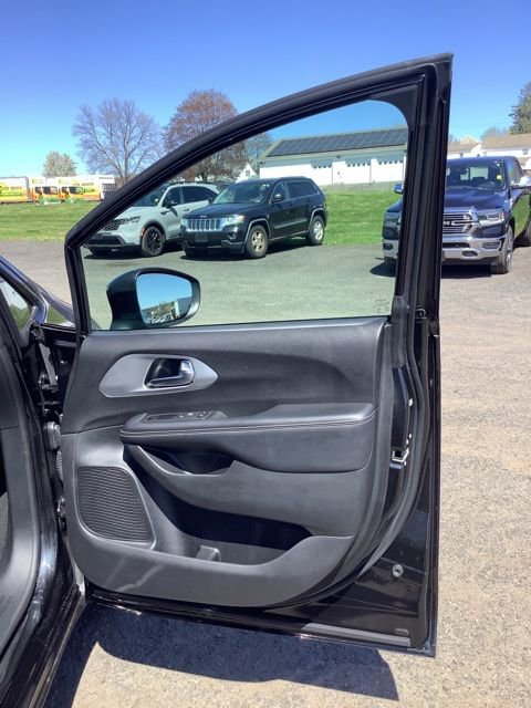 Used 2023 Chrysler Pacifica Touring-L w/ S Appearance Package AWD/4WD image 17