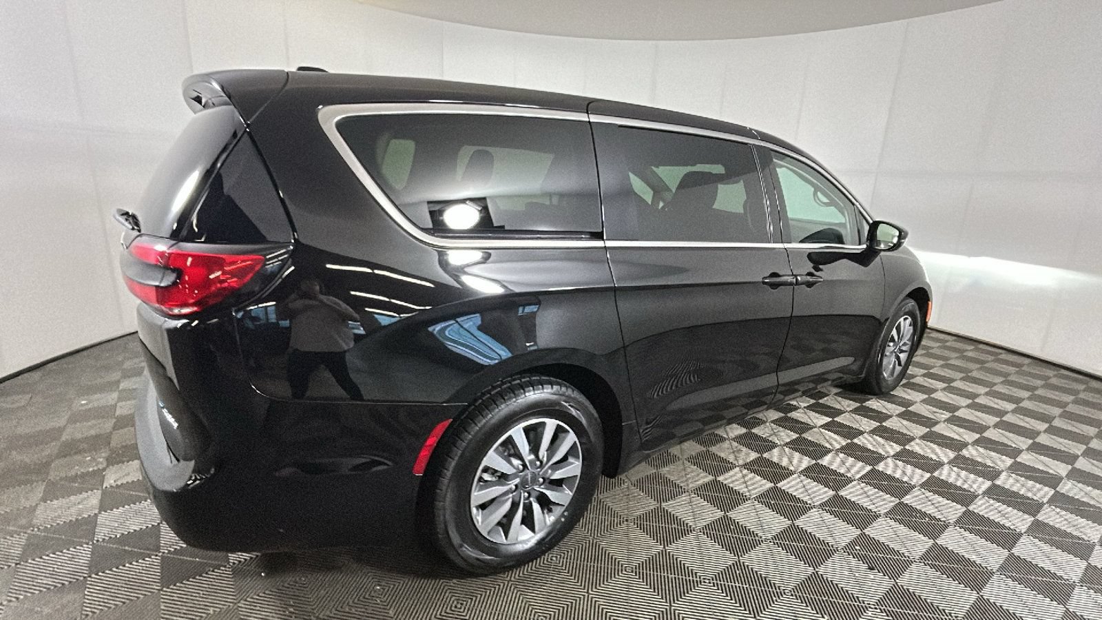 Used 2024 Chrysler Pacifica Limited FWD image 3