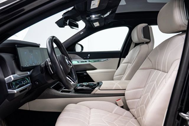 Used 2023 BMW 760i xDrive image 10