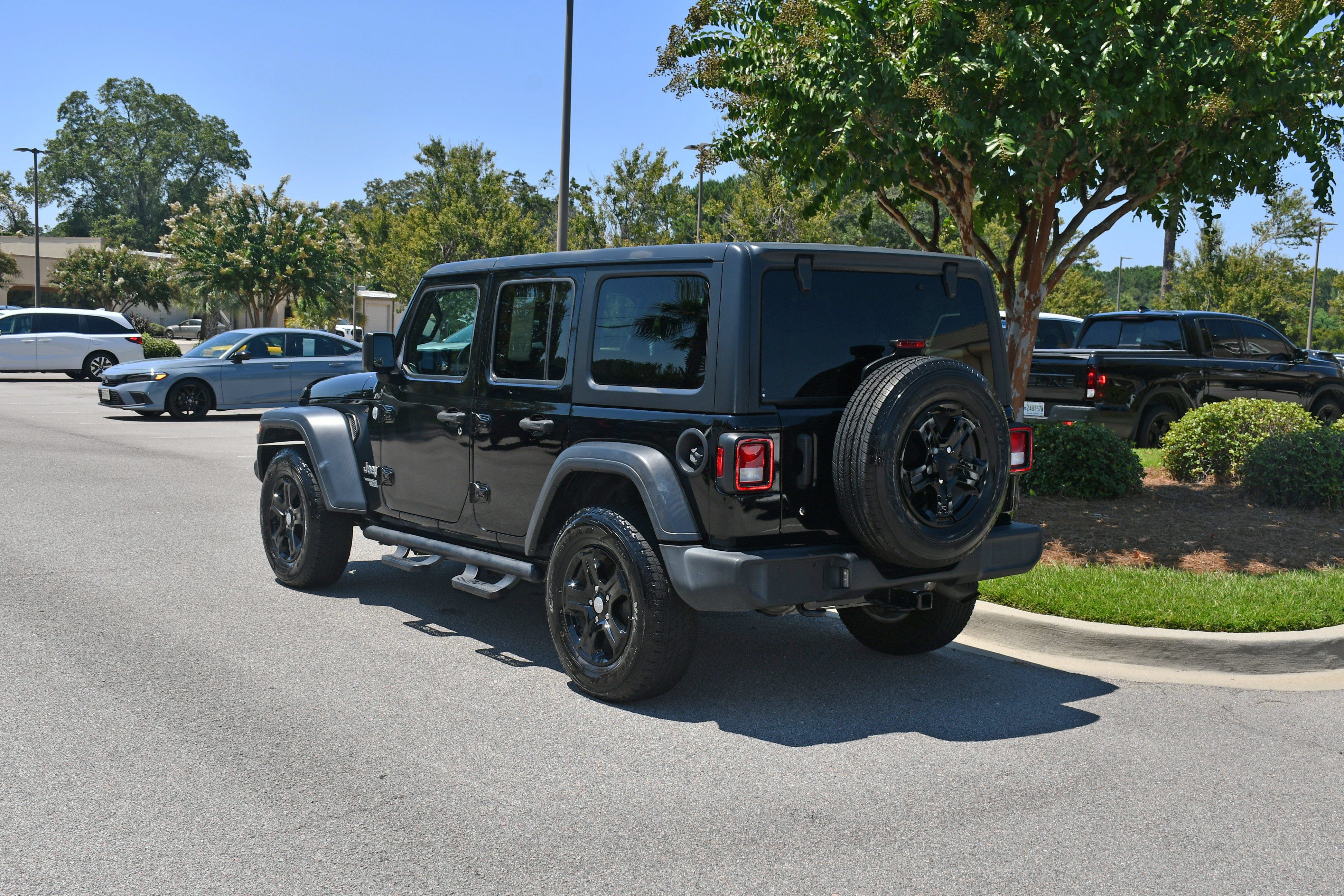Used 2019 Jeep Wrangler Unlimited Sport S AWD/4WD image 3