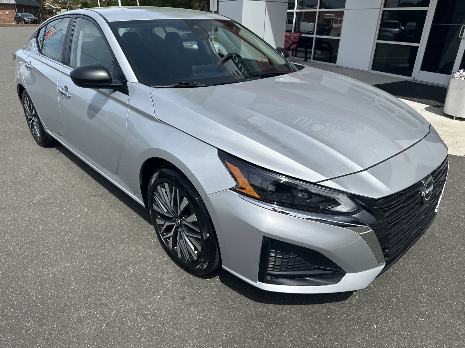 Used 2024 Nissan Altima 2.5 SV FWD image 2
