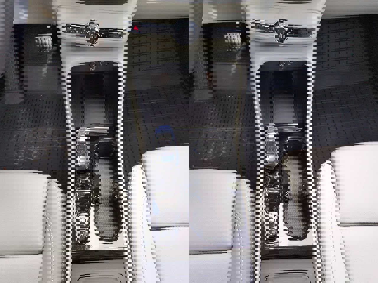 New 2025 Volvo XC40 B5 Plus w/ Protection Package Premier image 17