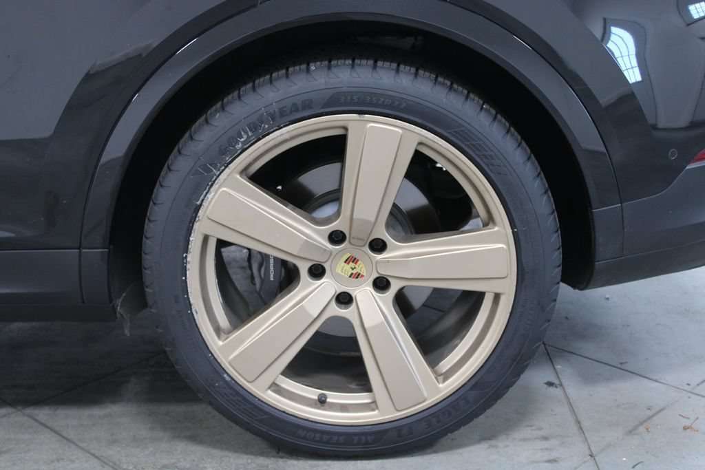 Used 2024 Porsche Cayenne Coupe AWD/4WD image 17