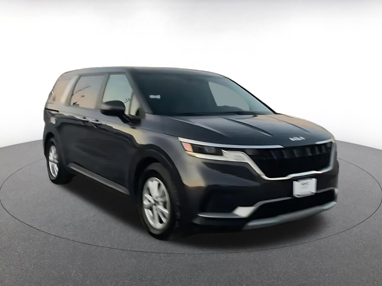 Used 2023 Kia Carnival LX image 2