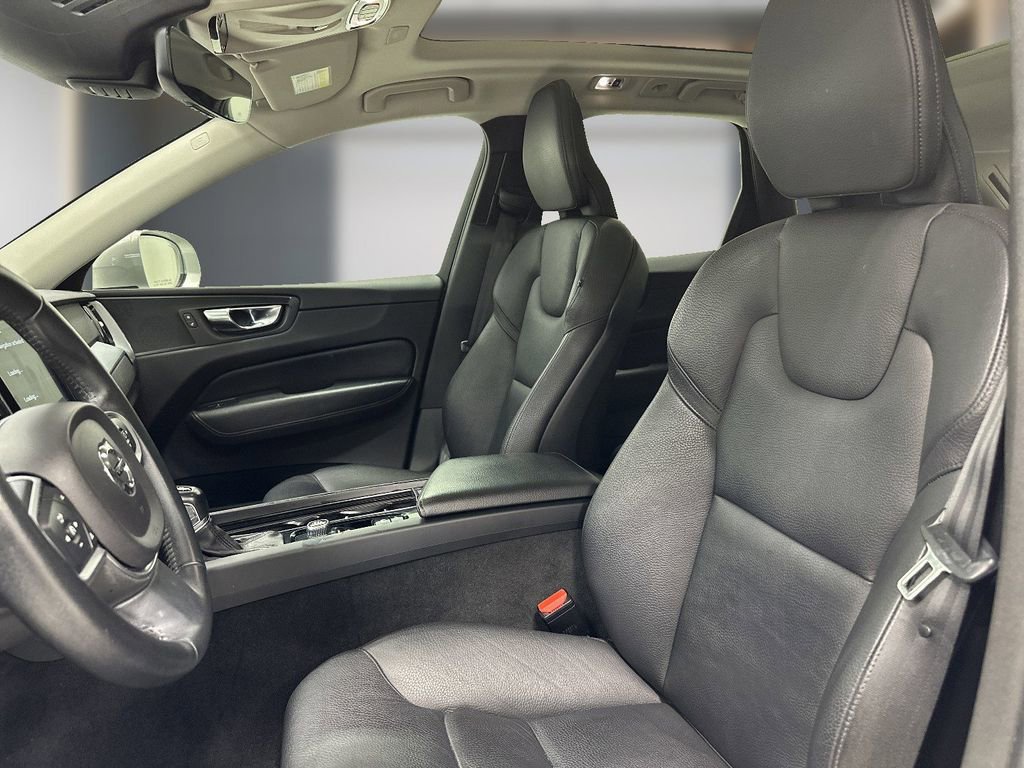 Used 2019 Volvo XC60 T6 Momentum w/ Premium Package image 7