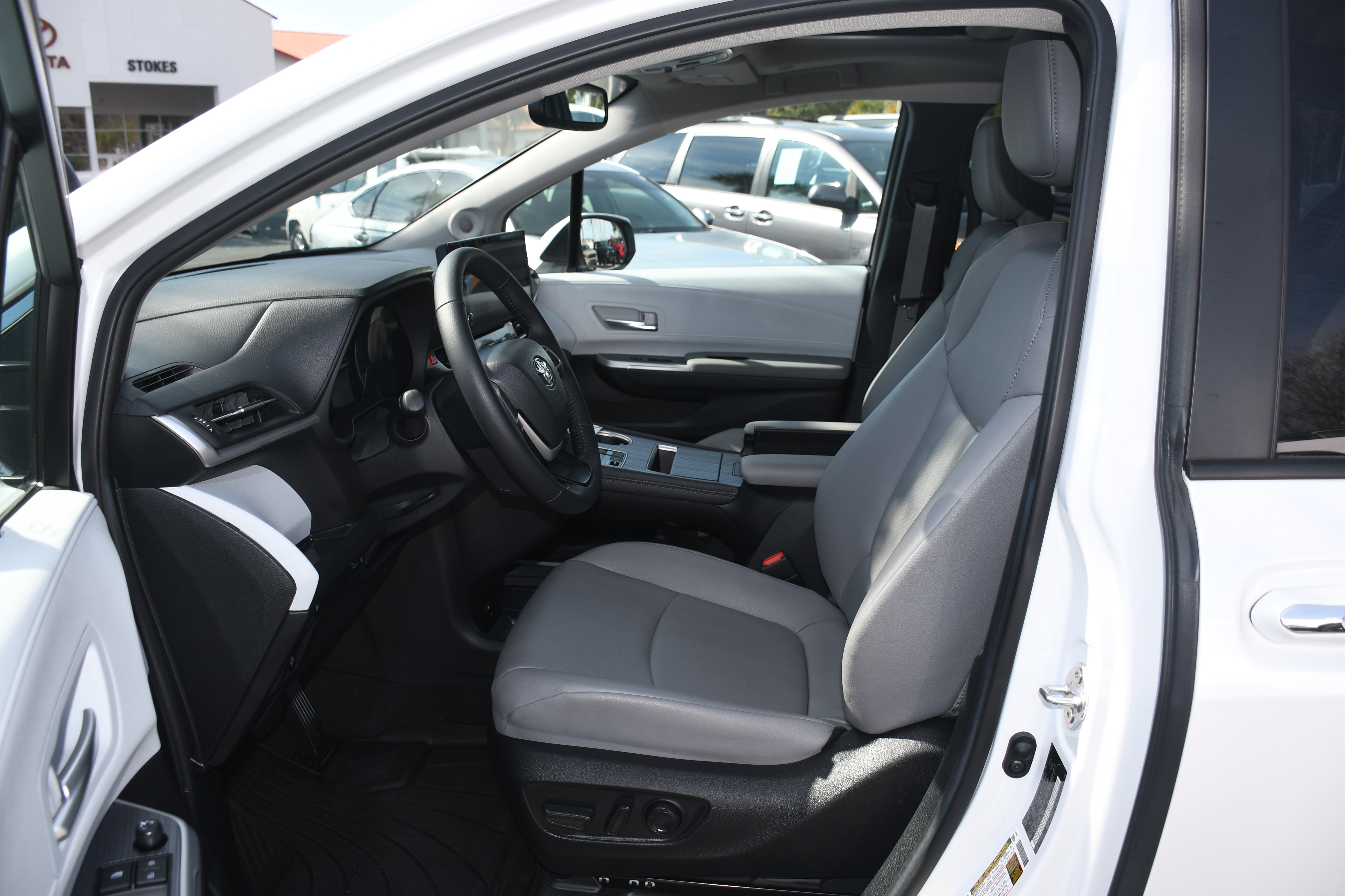 Used 2025 Toyota Sienna XLE w/ XLE Plus Package image 8