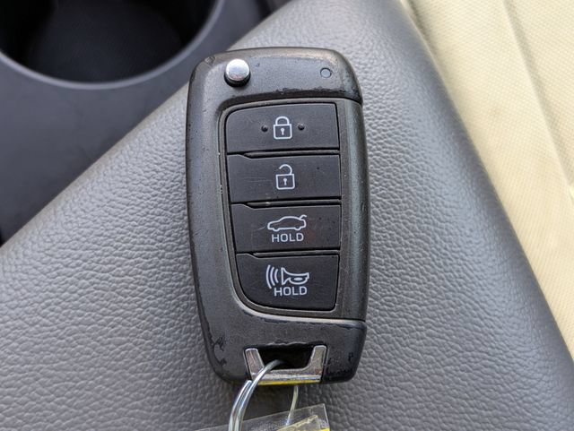 Used 2022 Hyundai Elantra SE FWD image 25