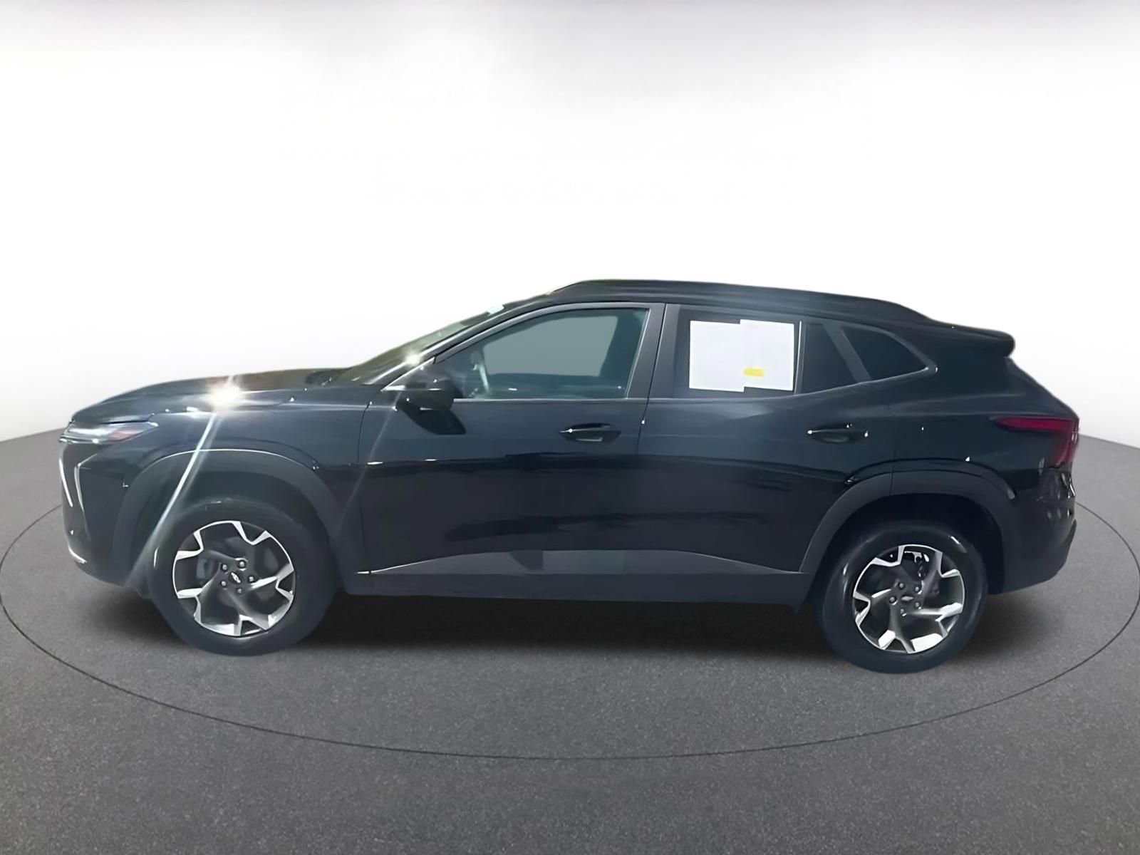 Used 2025 Chevrolet Trax LT FWD image 8