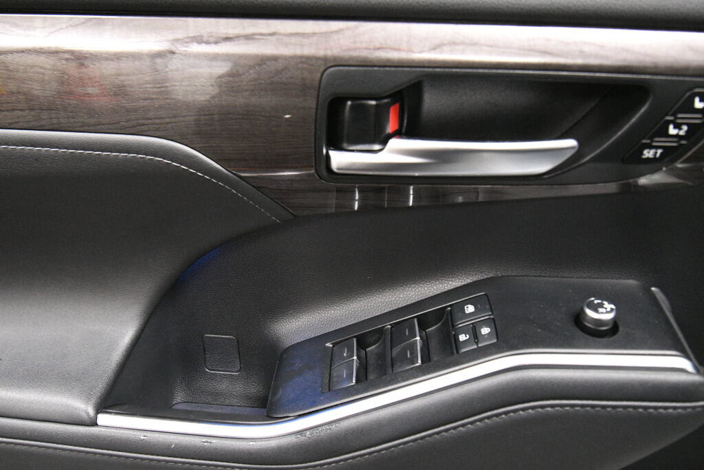 Used 2021 Toyota Highlander Platinum AWD/4WD image 11