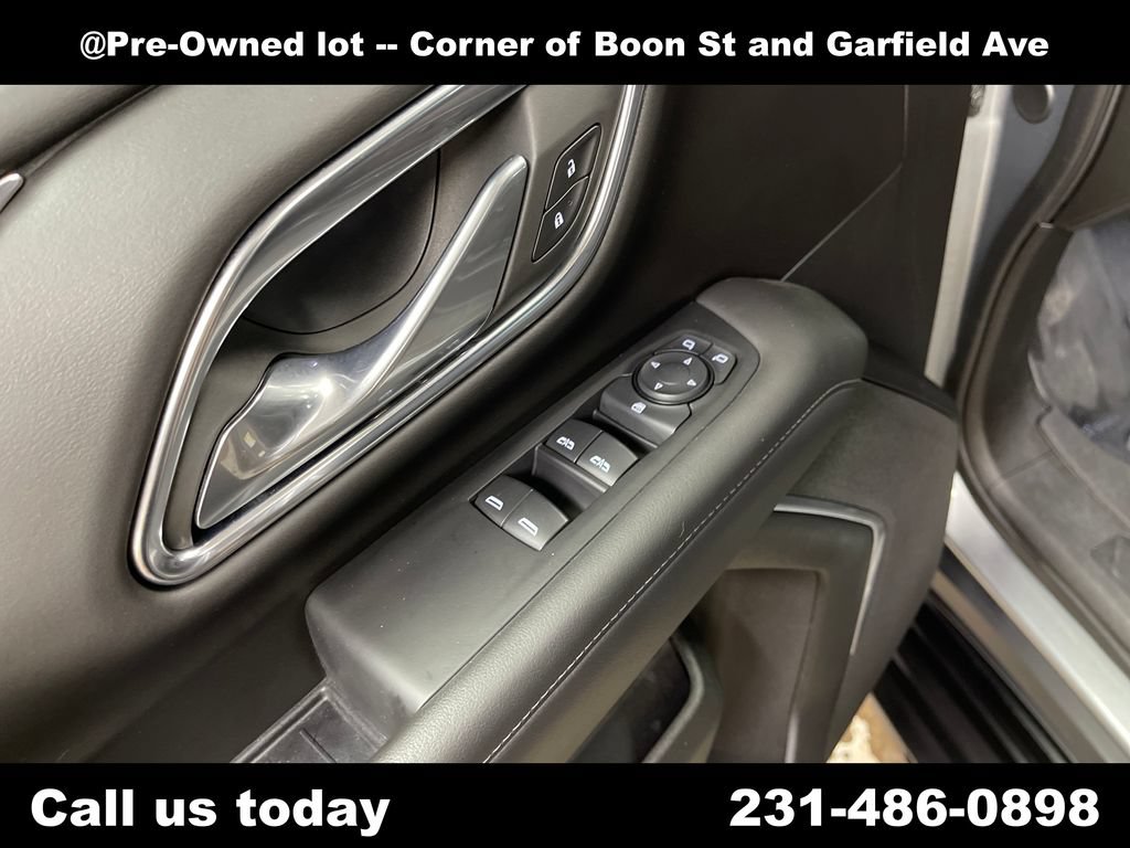 Used 2023 GMC Yukon XL SLE w/ Gmc Pro Safety Plus Package AWD/4WD image 16