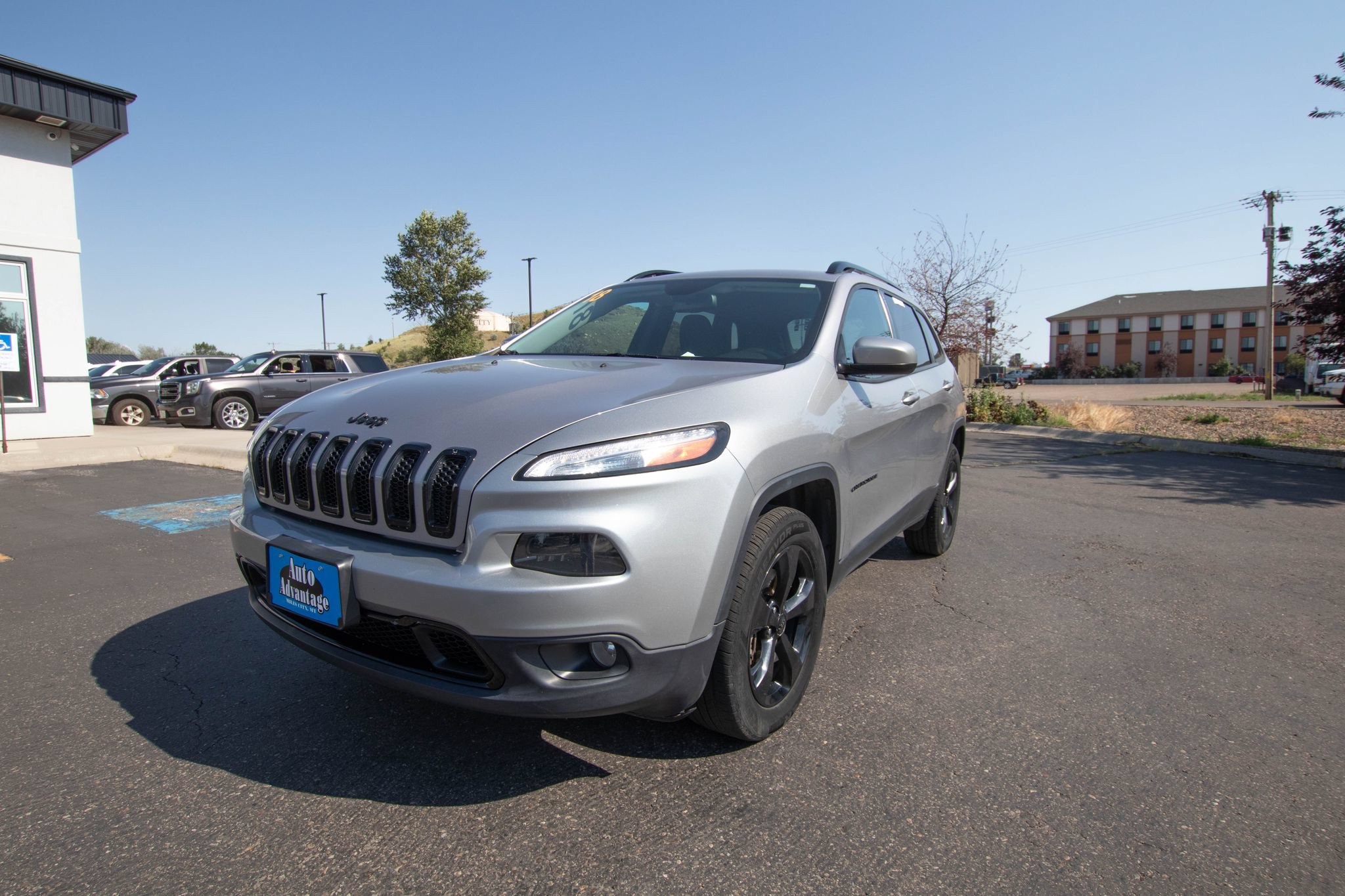 Used 2018 Jeep Cherokee Latitude w/ Altitude Package AWD/4WD image 3
