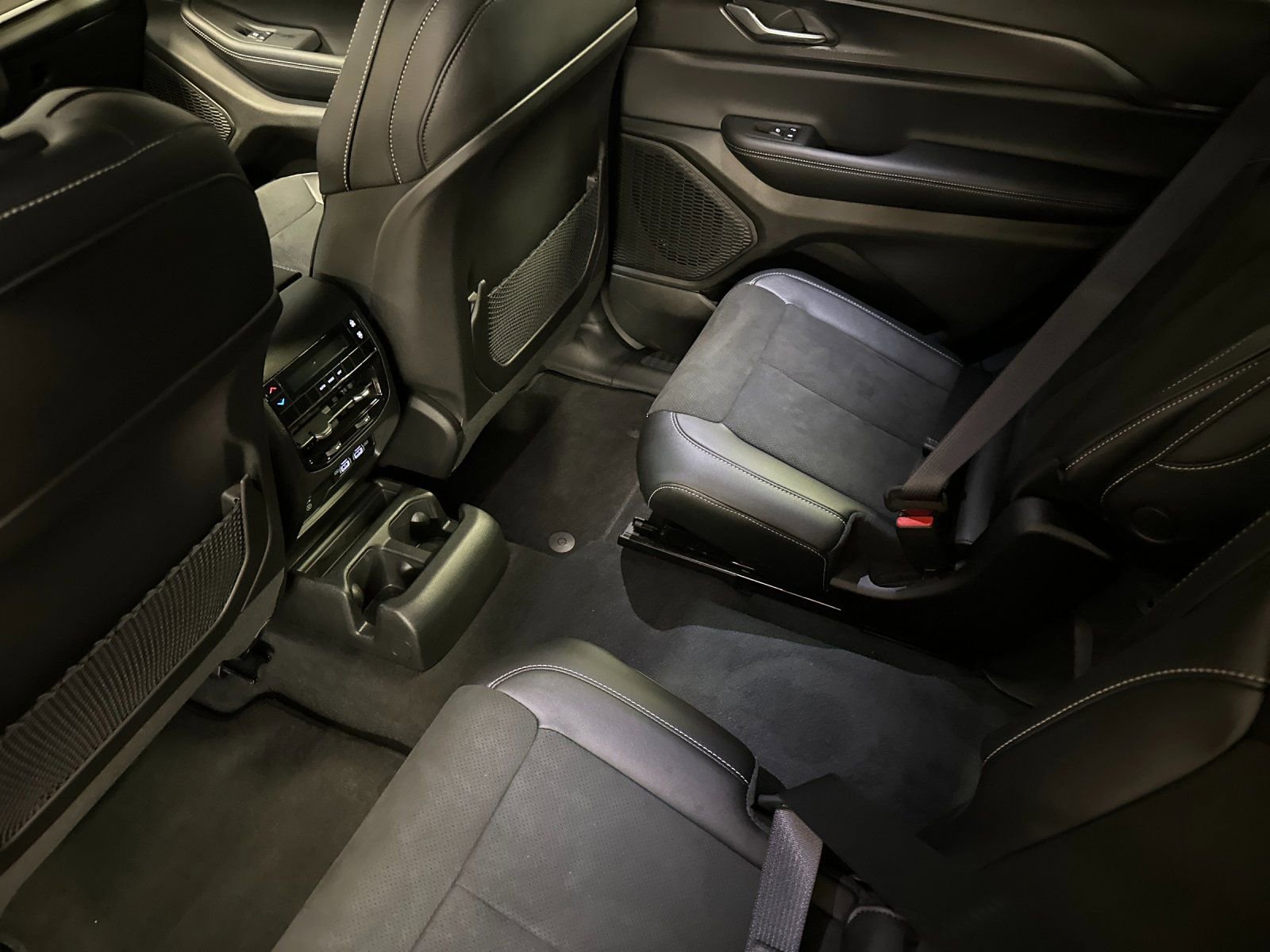 Certified 2025 Jeep Grand Cherokee L Altitude AWD/4WD image 11