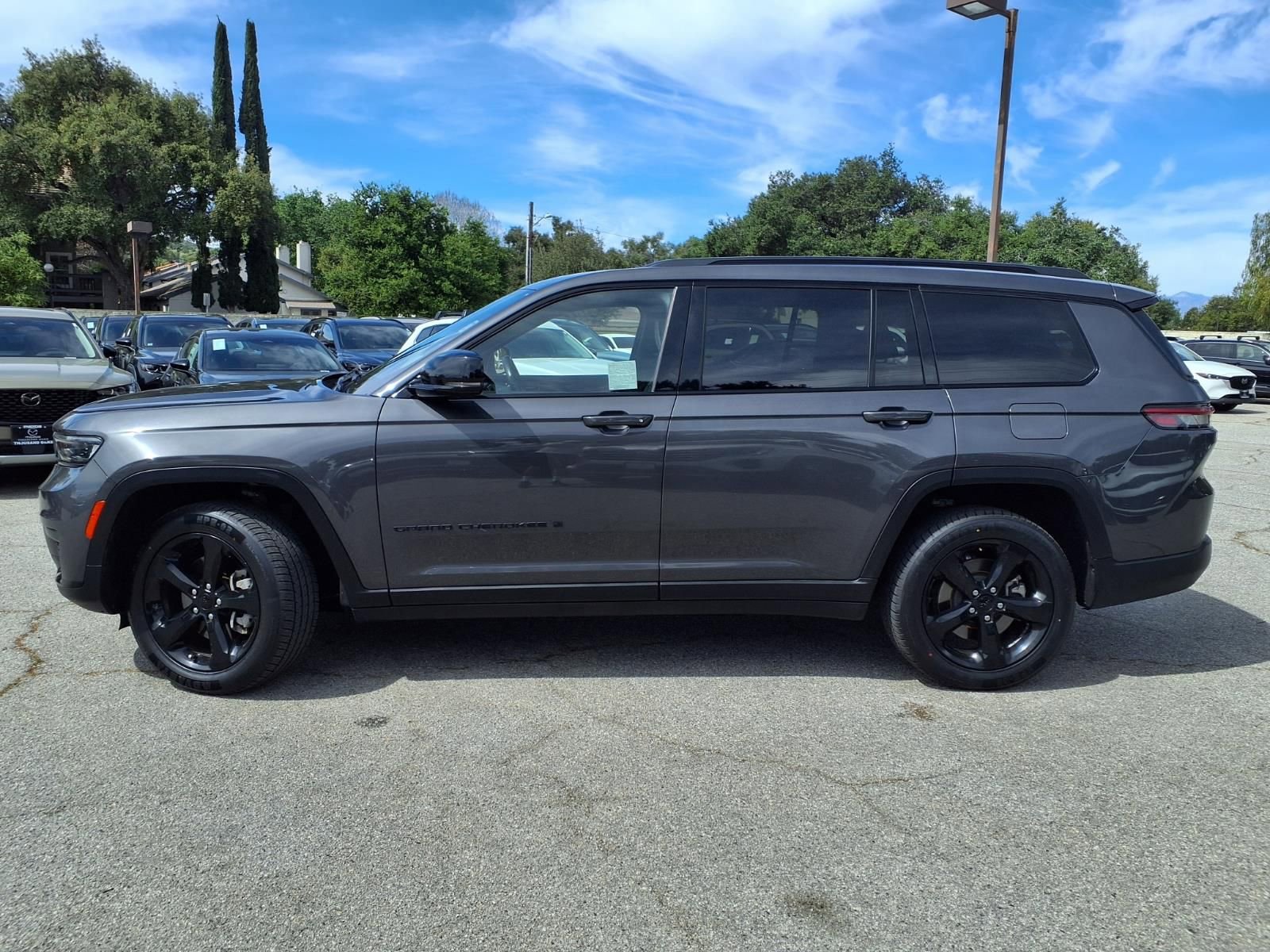 Used 2022 Jeep Grand Cherokee L Laredo image 3