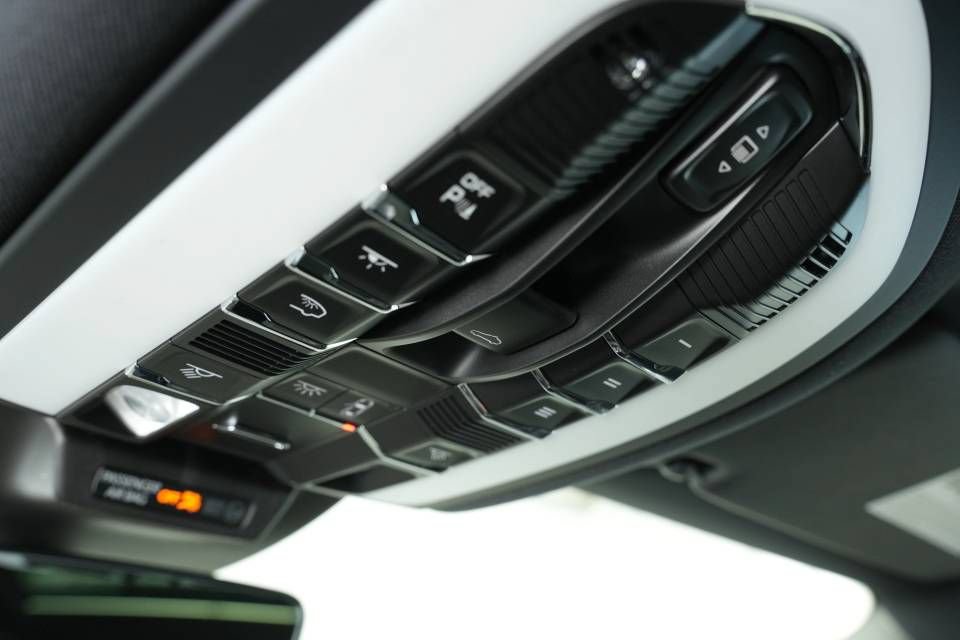 Certified 2025 Porsche Macan AWD/4WD image 36