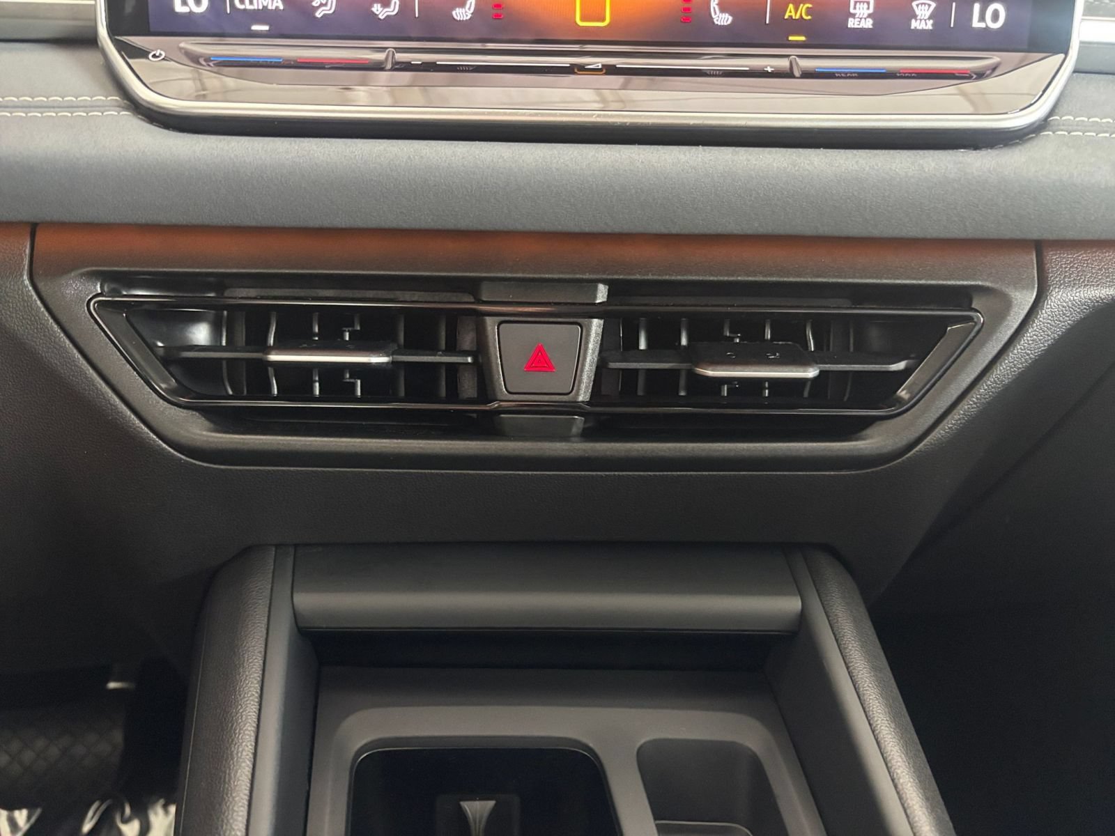 Used 2026 Volkswagen Tiguan SE AWD/4WD image 17
