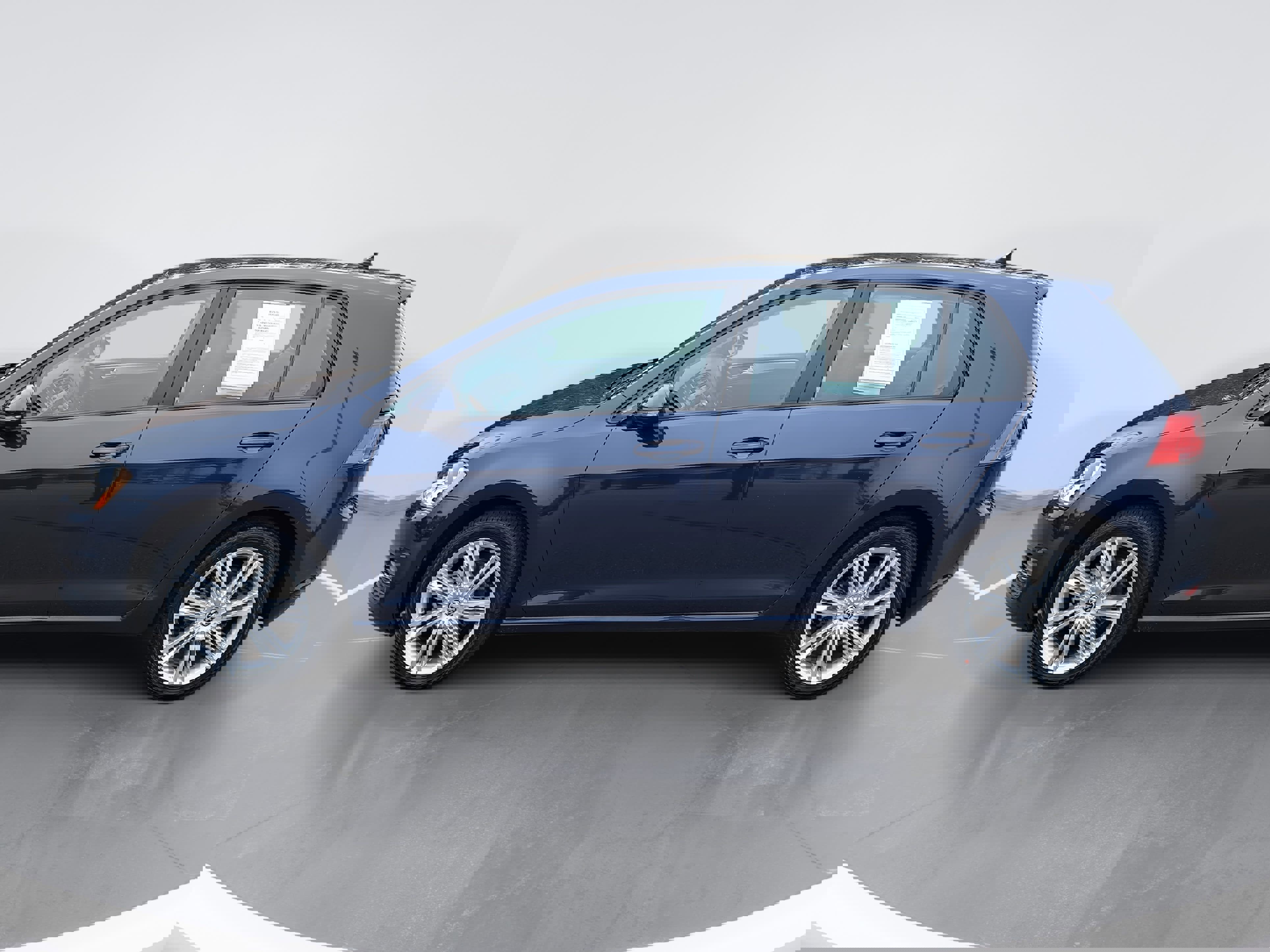 Used 2016 Volkswagen Golf SE image 6