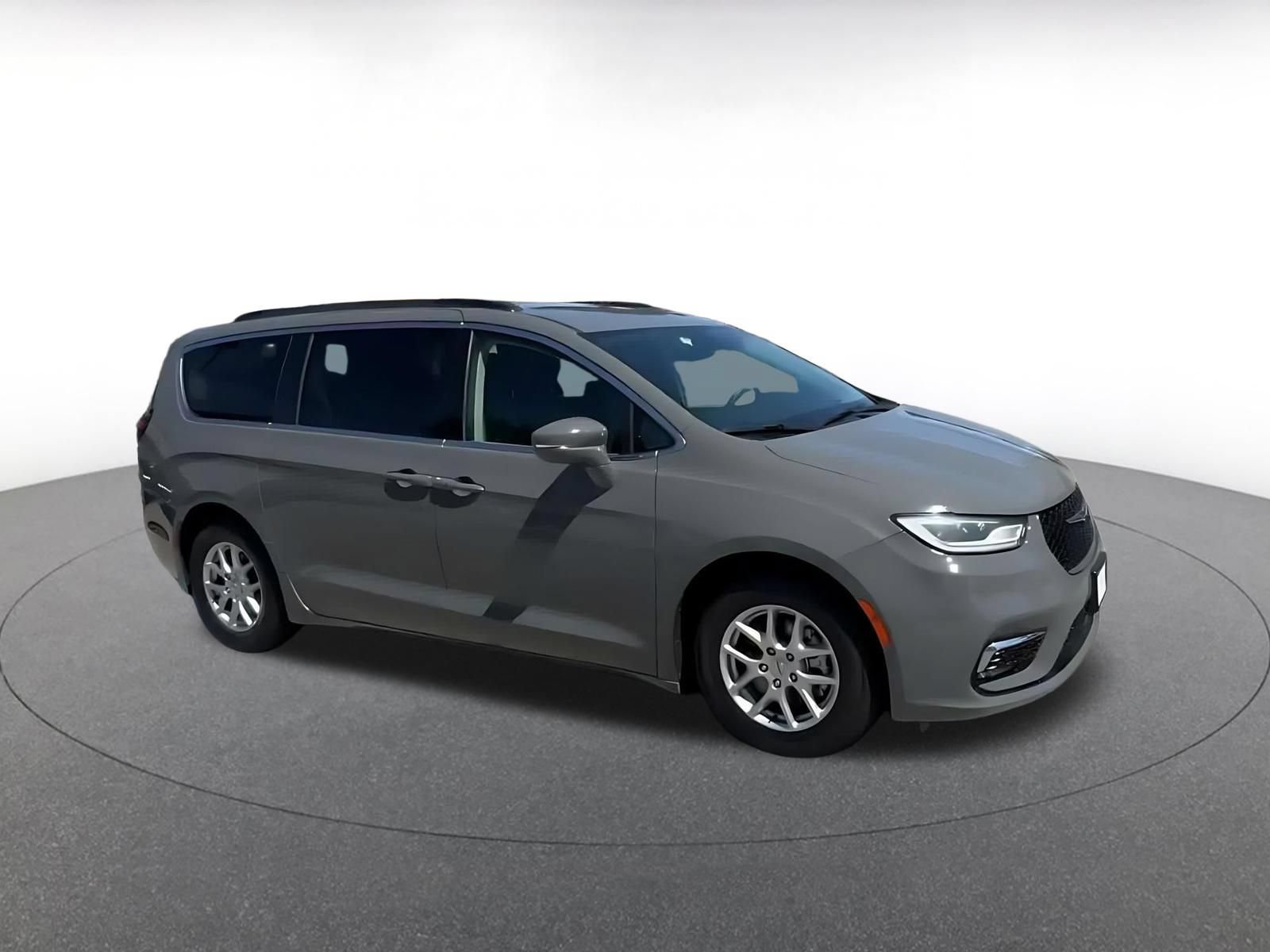 Used 2022 Chrysler Pacifica Touring-L FWD image 2