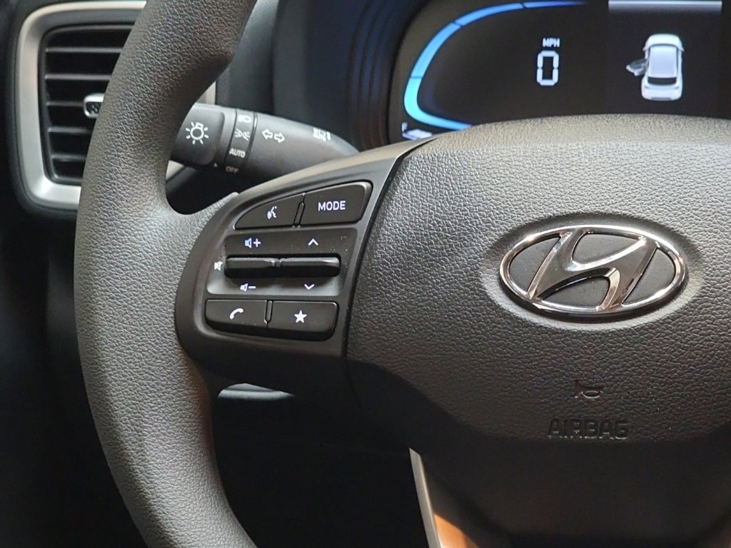 Certified 2025 Hyundai Venue SE image 16