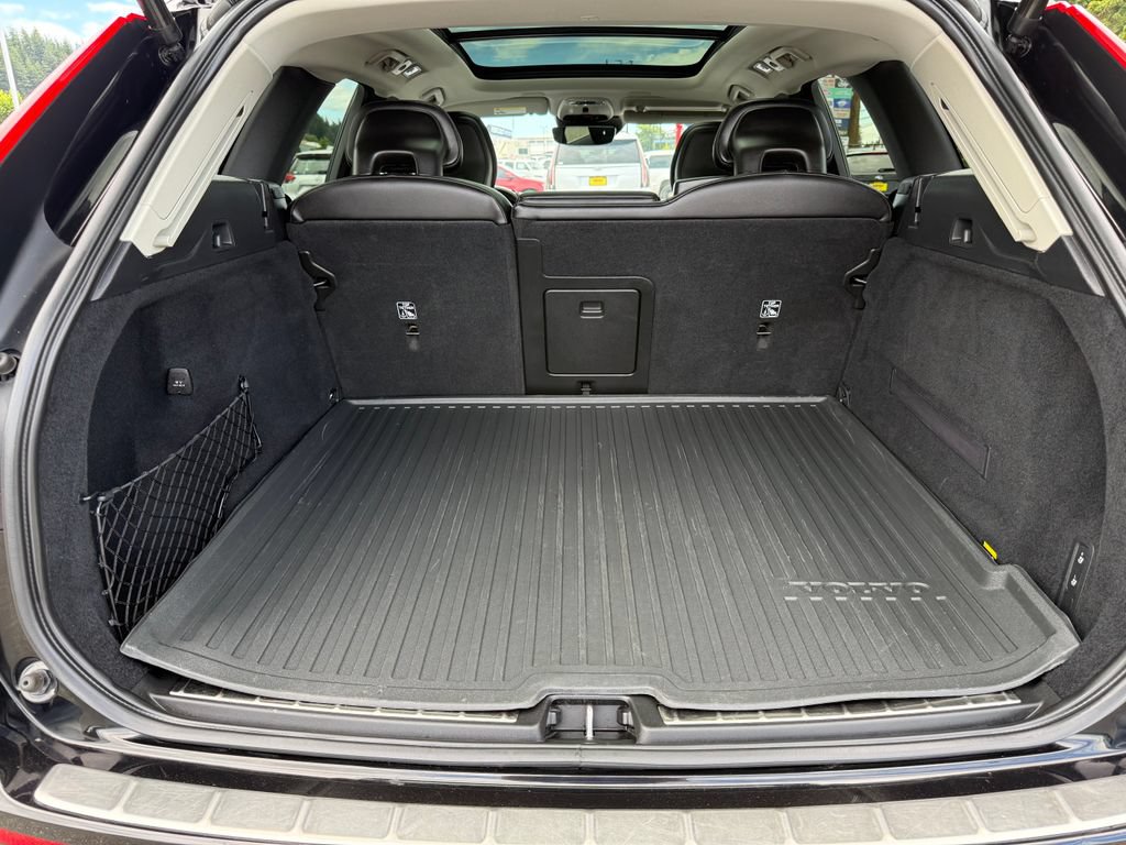 Used 2019 Volvo XC60 T6 Momentum w/ Multimedia Package AWD/4WD image 14