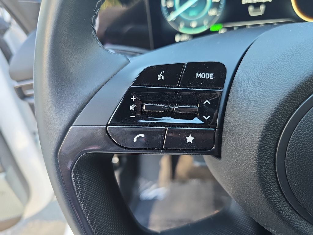 Used 2025 Hyundai Elantra Limited FWD image 15