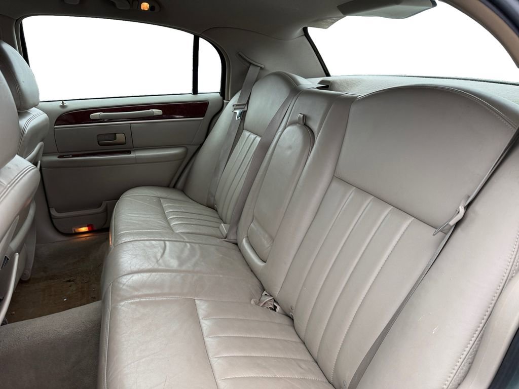 Used 2005 Lincoln Town Car Signature image 12