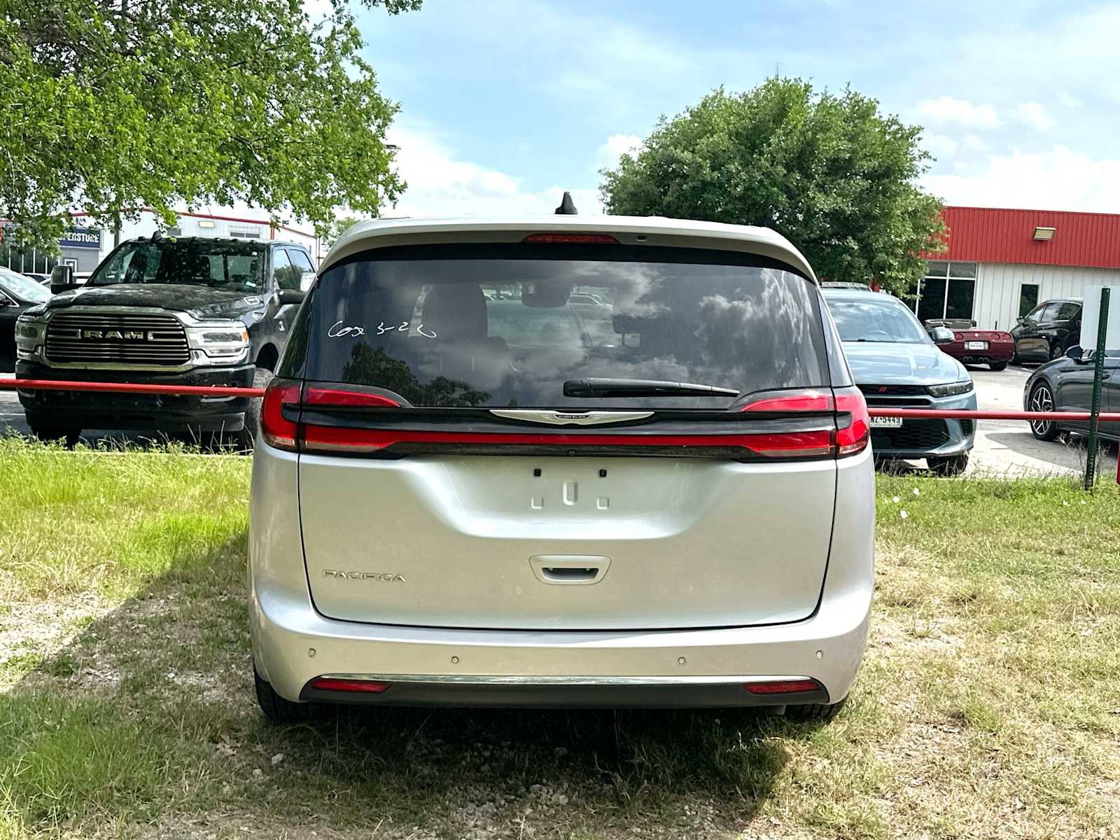 Used 2023 Chrysler Pacifica Touring FWD image 5