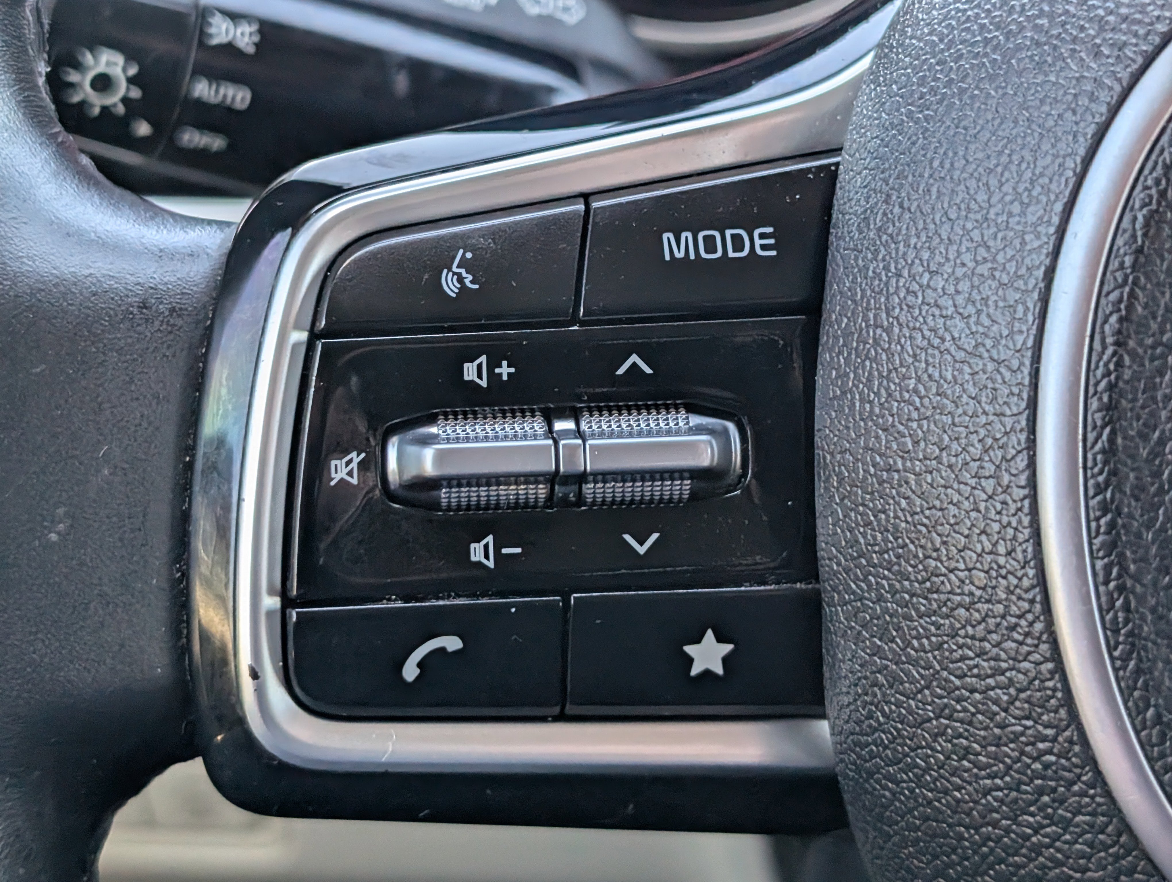 Used 2023 Kia Carnival LX image 23