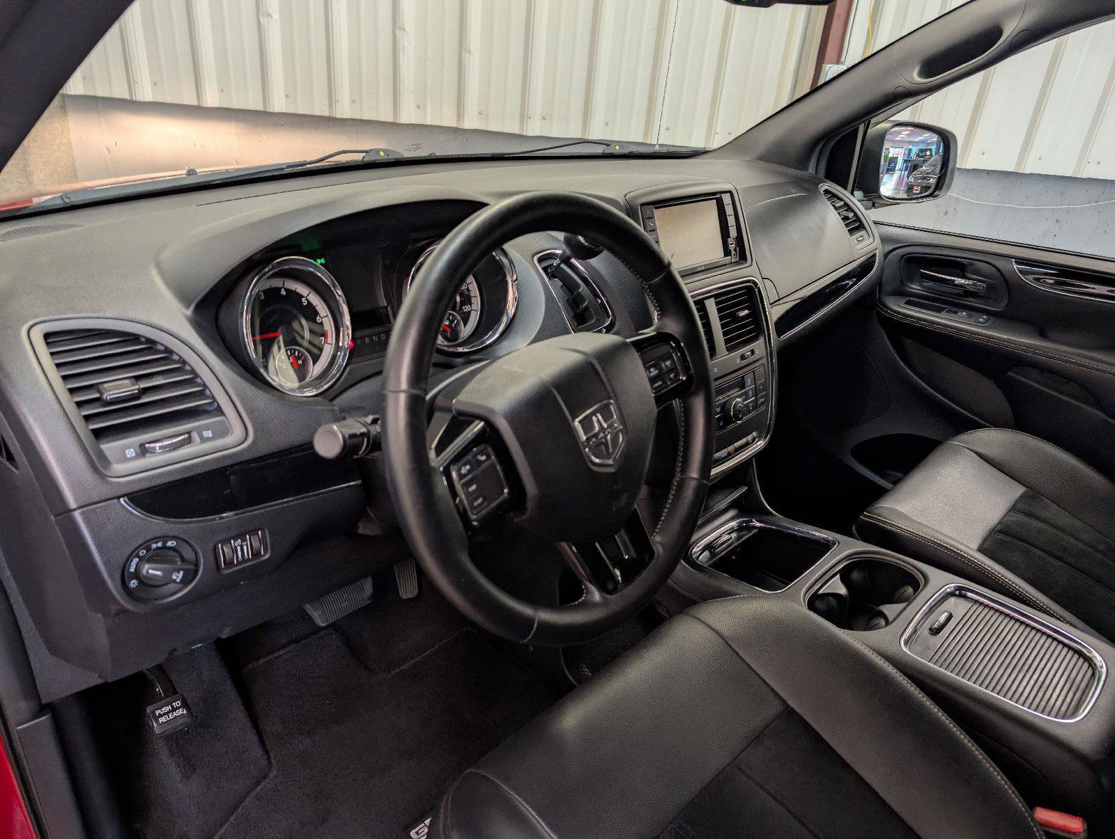 Used 2016 Dodge Grand Caravan SXT FWD image 3