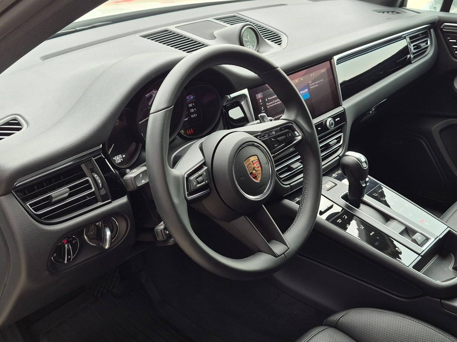 Certified 2026 Porsche Macan AWD/4WD image 4