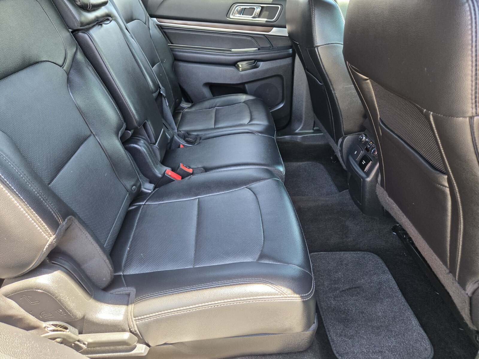 Used 2016 Ford Explorer Limited w/ Equipment Group 301A FWD image 13
