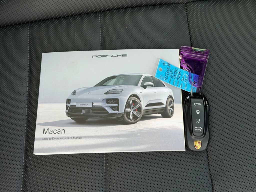 Used 2025 Porsche Macan 4 Electric AWD/4WD image 8