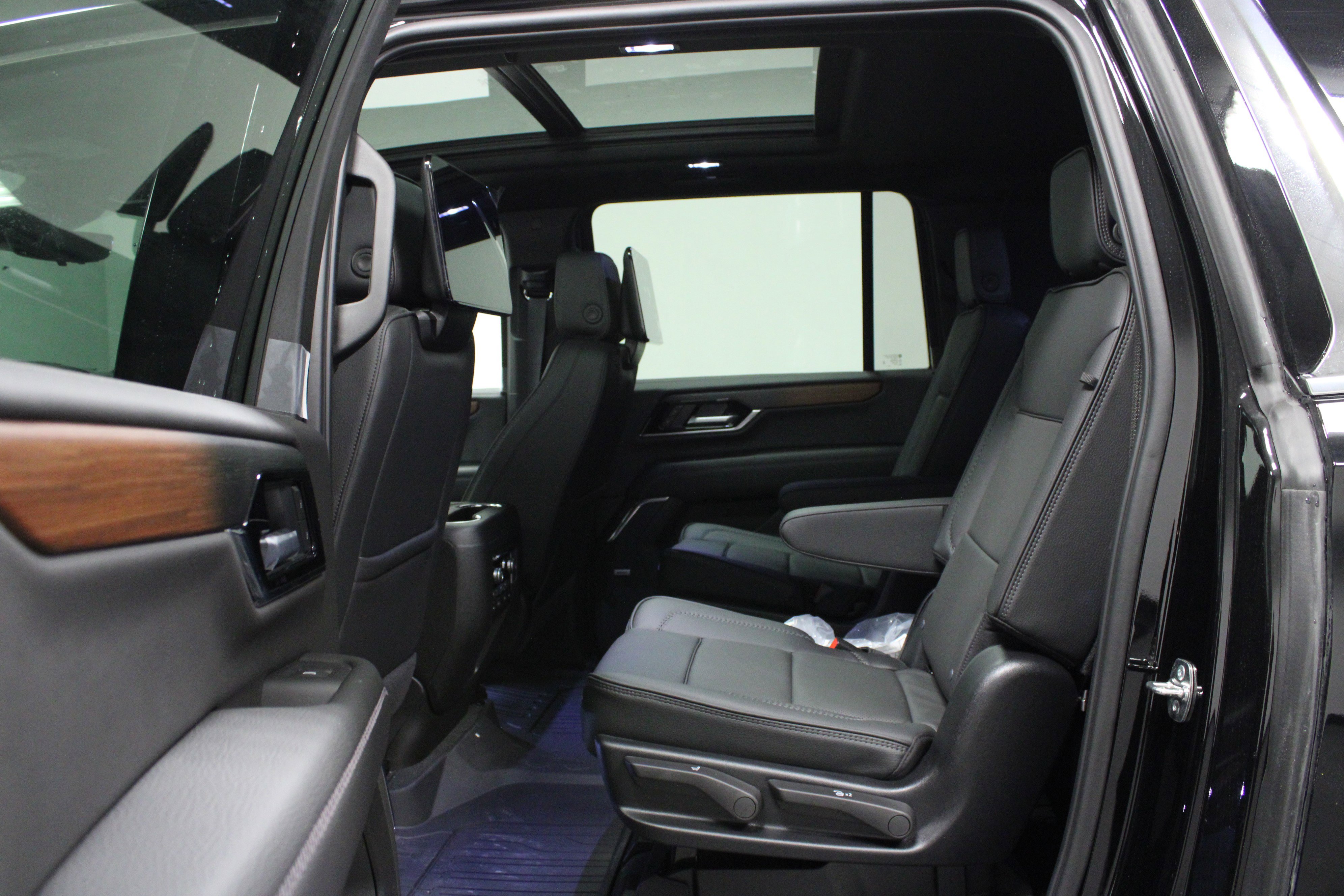 New 2026 GMC Yukon XL Denali w/ Denali Reserve Package image 13